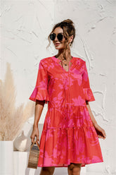 Patchworkkleid mit V-Ausschnitt und ausgestellten Ärmeln